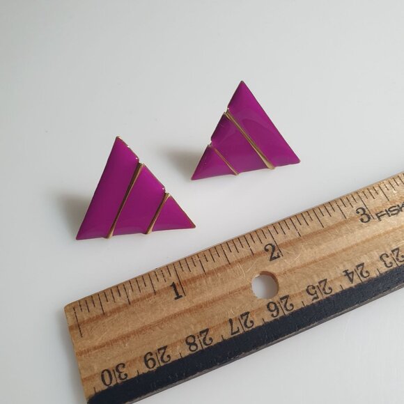 Vintage Geometric Purple Fuchsia Clip On Earrings Triangular Gold Tone Jewelry - Picture 2 of 4